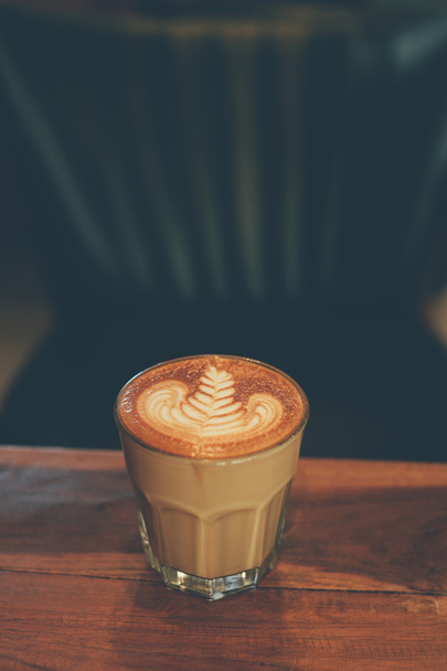 fincan kahve latte ahşap doku üzerinde  - Fotoğraf, Görsel