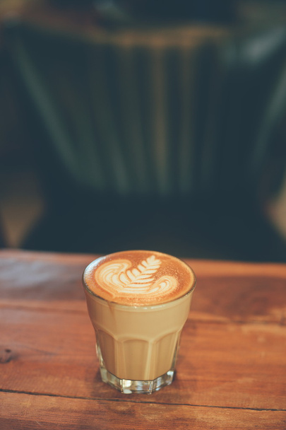 Tasse Kaffee Latte auf dem Holz Textur  - Foto, Bild