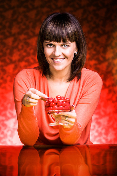 Mulher comendo cerejas
 - Foto, Imagem
