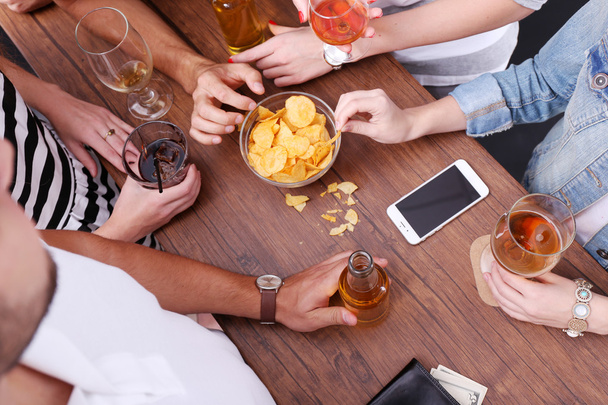 View on friends having alcoholic drinks in the bar, close-up - Valokuva, kuva
