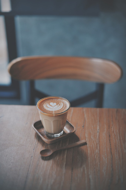 ウッド テクスチャにコーヒー カフェラテのカップ - 写真・画像
