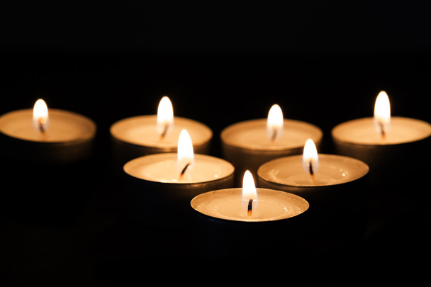 Quemando candelabros en la oscuridad
 - Foto, Imagen