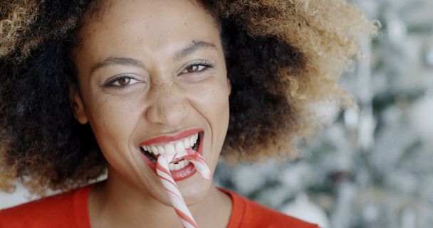 donna mordere canna da zucchero festivo
 - Foto, immagini