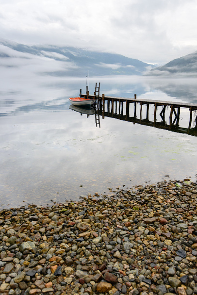 ノルウェーの湖での木製桟橋近くのボートします。 - 写真・画像