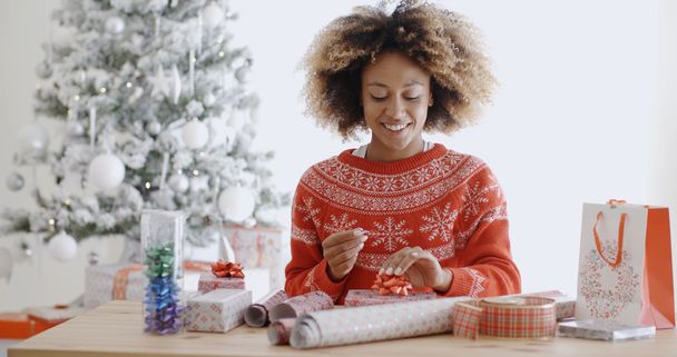 Frau verpackt Geschenke - Foto, Bild