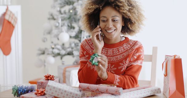 donna che chatta sul cellulare a Natale
 - Foto, immagini