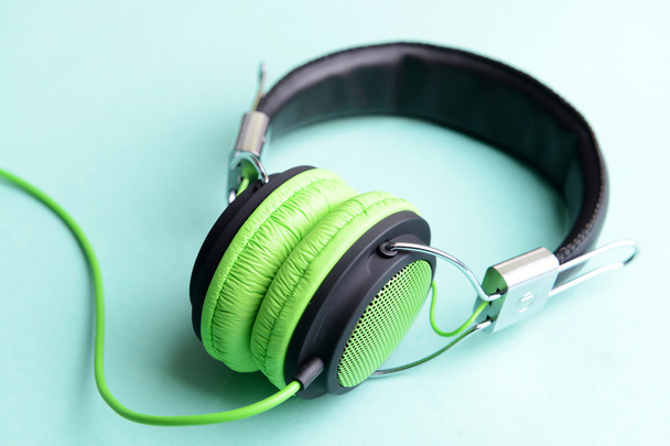 par de auriculares verde-negro
 - Foto, Imagen