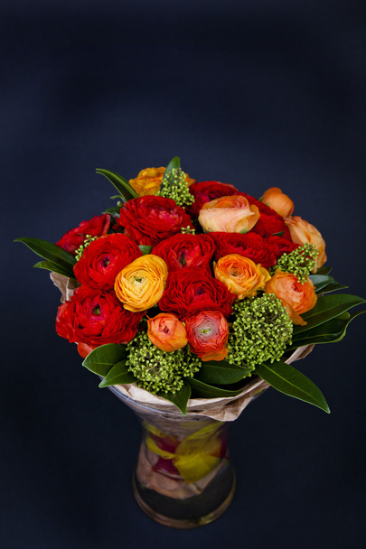 赤とオレンジの Ranunkulyus の花束 - 写真・画像