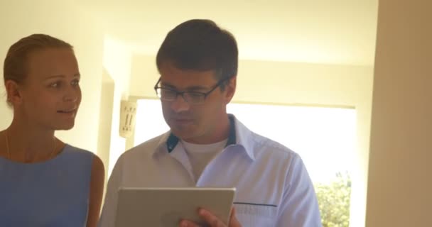 Business People con Tablet PC Passeggiando lungo il Passaggio - Filmati, video