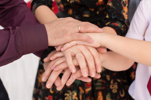 szülők és gyermekeik kéz a kézben együtt - Fotó, kép