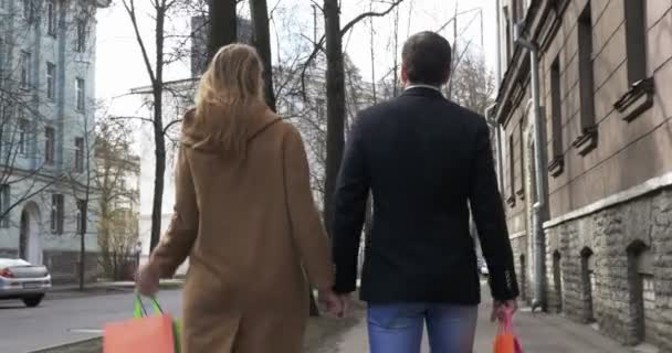 fiatal pár bevásárlótáskákkal - Felvétel, videó