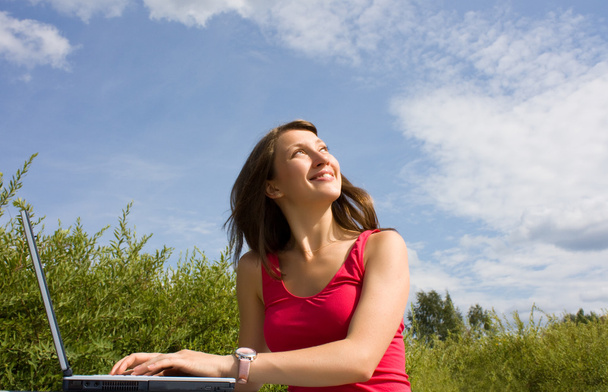 Positiivinen nuori nainen katsoo ylös. Kannettava tietokone
 - Valokuva, kuva