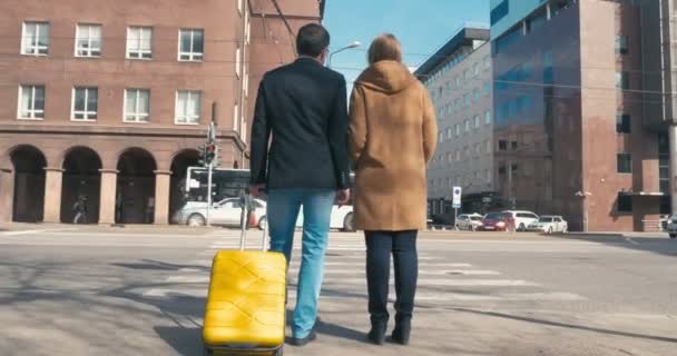 Dos personas a la espera de semáforo verde
 - Metraje, vídeo