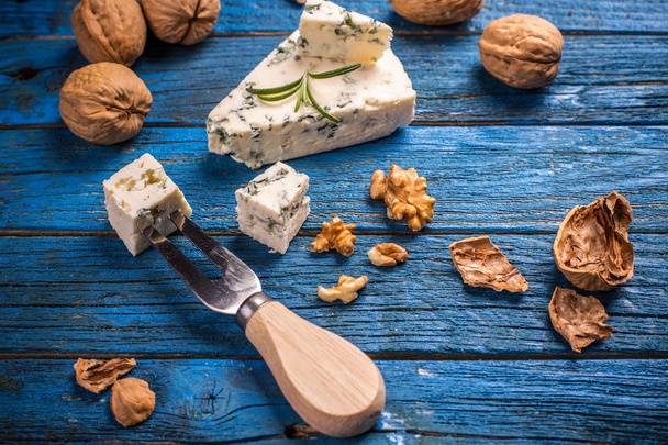 Blue cheese with nut - Foto, immagini