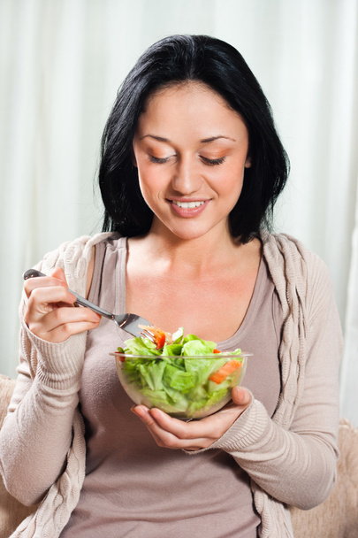 young woman eating salad - Foto, Imagem