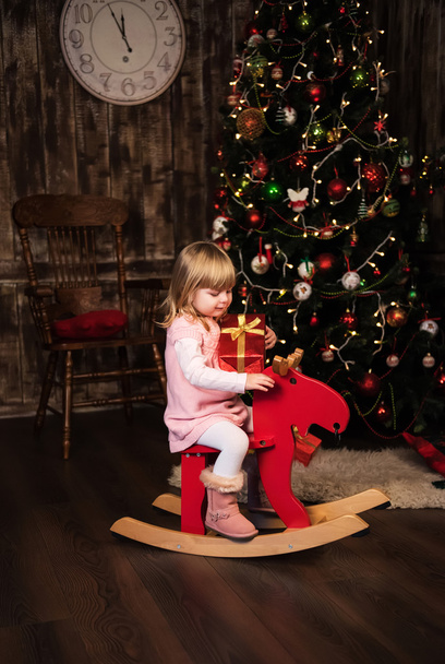 little girl on a toy horse - Foto, Bild