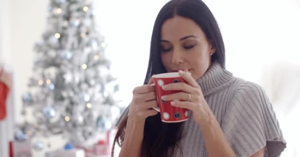 mujer disfrutando de la taza de café de Navidad
 - Metraje, vídeo