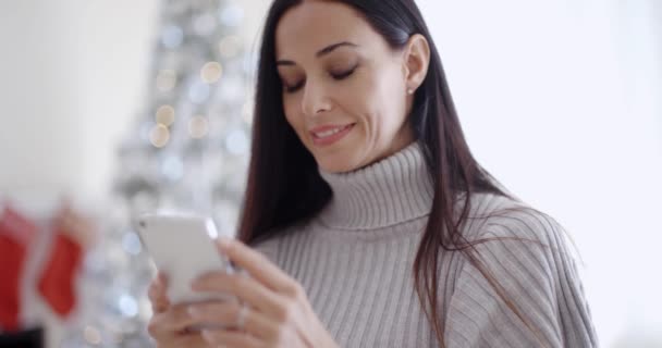 Mujer leyendo mensaje de texto
 - Metraje, vídeo