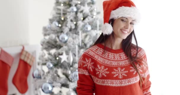 жінка святкує Різдво вдома
 - Кадри, відео