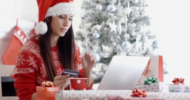 Γυναίκα παραγγελία δώρα Χριστουγέννων σε απευθείας σύνδεση - Πλάνα, βίντεο