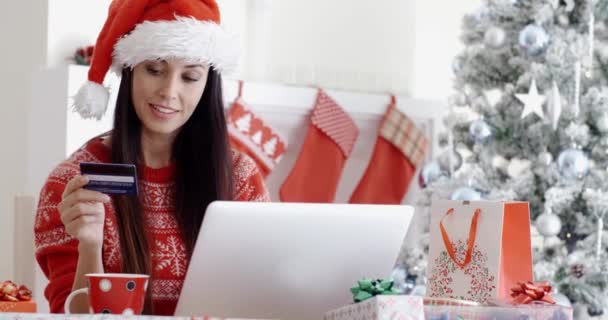 woman doing online Christmas shopping - Πλάνα, βίντεο