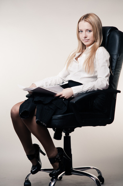 Business woman in chair - Foto, afbeelding