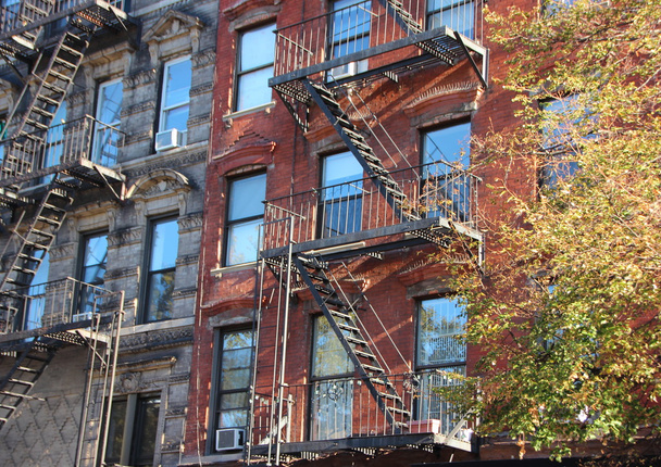 Perspectiva de escaleras de escape de incendios en bloque de edificios de apartamentos
 - Foto, imagen