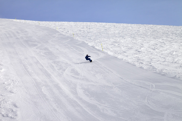 Skipiste und Snowboarder am Tag der Sonne - Foto, Bild