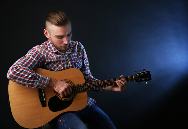 Young man playing guitar - Foto, afbeelding