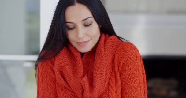 woman in warm winter fashion - Πλάνα, βίντεο