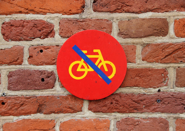 Ποδήλατο δεν στάθμευσης σημάδι στον τοίχο κόκκινο κεραμίδι - Φωτογραφία, εικόνα