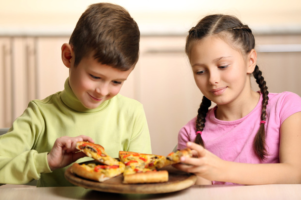 Children eating pizza   - Fotoğraf, Görsel