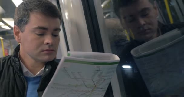 Hombre con periódico viajando en metro
 - Imágenes, Vídeo