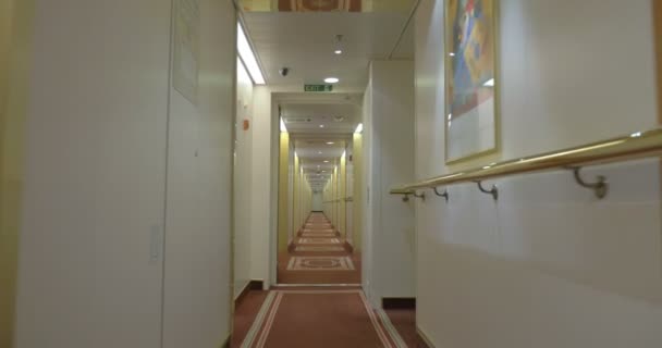 langer Korridor von Hochsee-Kreuzfahrtschiff - Filmmaterial, Video