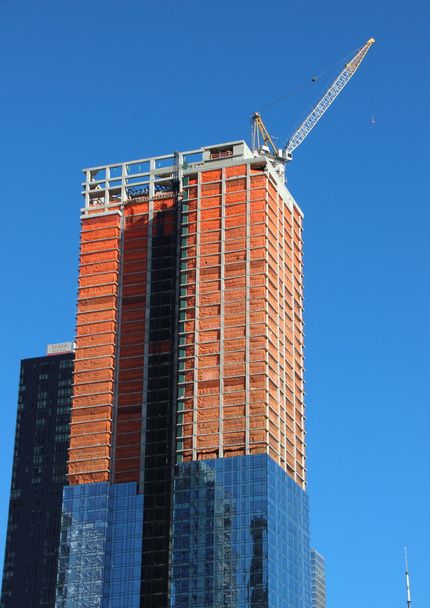高層ビルのトップ クレーン付き完成品半分サイトの構築 - 写真・画像