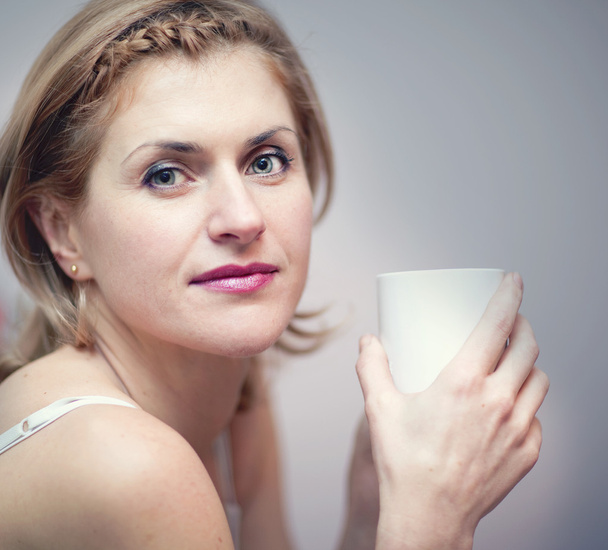 Young woman with coffee - Foto, afbeelding
