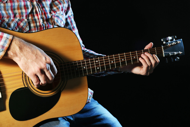 jonge man spelen op gitaar  - Foto, afbeelding