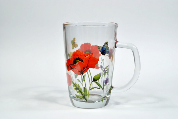 La tasse en verre avec des coquelicots rouges peints
 - Photo, image