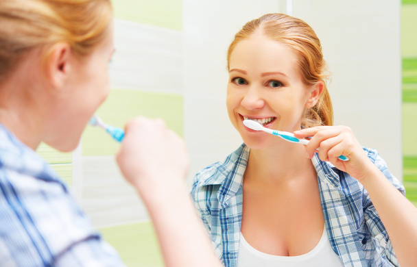 mulher feliz escovar os dentes com uma escova de dentes
 - Foto, Imagem
