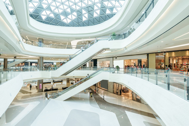 abstrakte Decke und Rolltreppen in der Halle des Einkaufszentrums - Foto, Bild