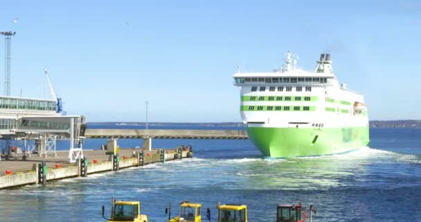 Круизное судно покидает порт
 - Кадры, видео