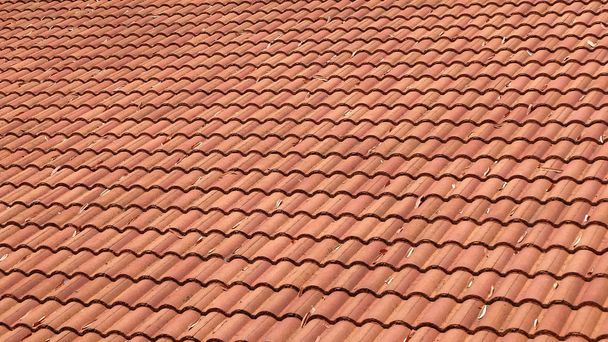 wyblakły brązowy dachówka dachu na budynku mieszkalnym - Zdjęcie, obraz