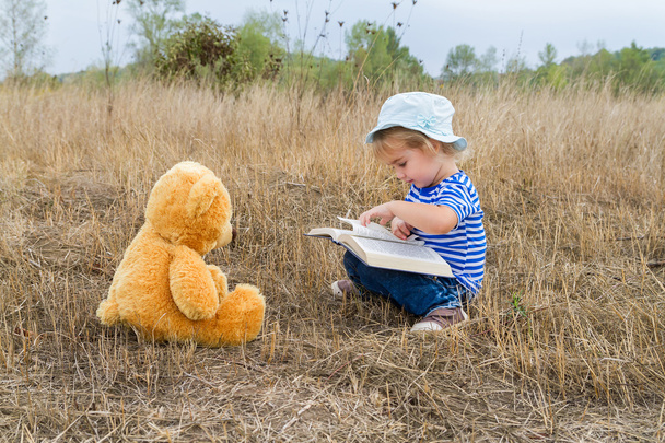 Roztomilá dívka čtení knihy medvídek - Fotografie, Obrázek