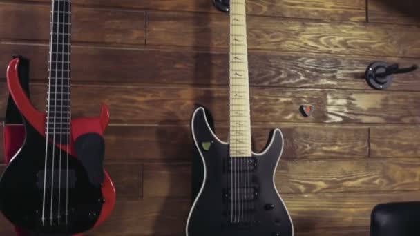 schöner bärtiger Mann spielt Akustikgitarre in Zeitlupe - Filmmaterial, Video