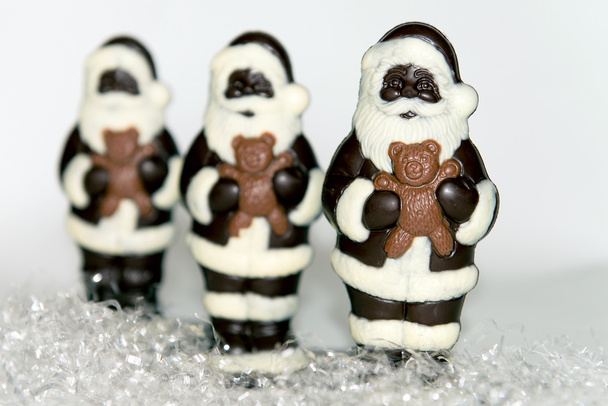 Kar üzerinde çikolata Santas üçlüsü - Fotoğraf, Görsel