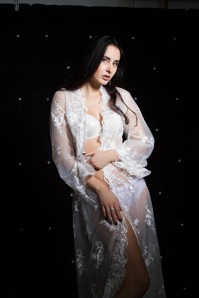 Jeune fille en lingerie blanche et dentelle peignoir
 - Photo, image