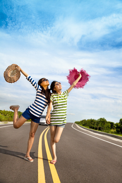 Deux filles s'amusent sur la route en été
 - Photo, image