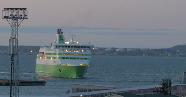 Sétahajó vitorlázás a kikötőbe este - Felvétel, videó
