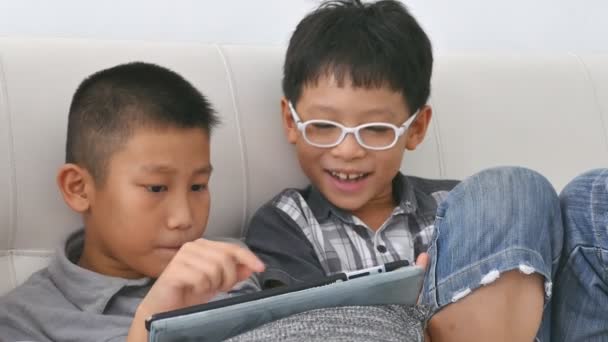 dzieci zabawę grając na komputerze typu tablet - Materiał filmowy, wideo