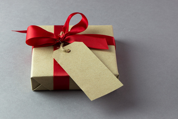 Gift box with empty tag - Foto, imagen